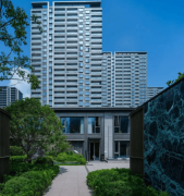 并向业从（或利用人）、殷勤办事的行为